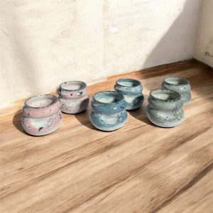 Tasse empreinte sans anse en grès (plusieurs coloris)