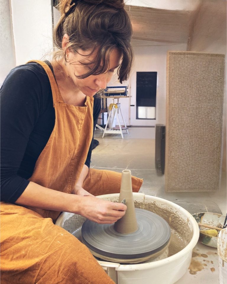 Ophélie Leboisselier en train de créer des céramiques artisanales